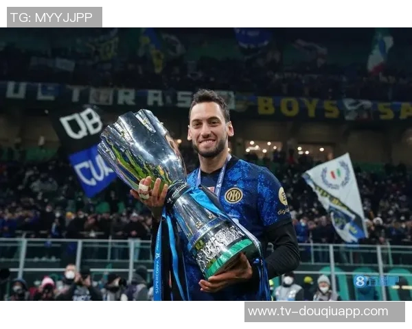 米兰发布意大利超级杯海报迈尼昂莫德里奇拉比奥特齐亮相